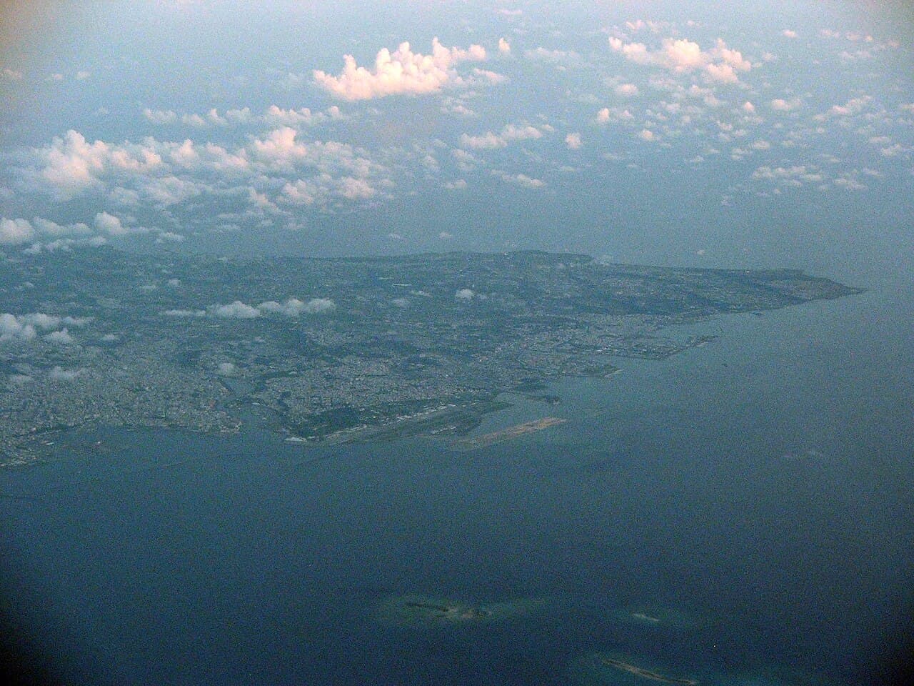 서쪽 상공에서 바라본 오키나와 본섬 남부와 나하공항