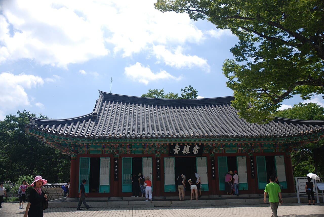 한산도 제승당 경내의 건물과 뜰