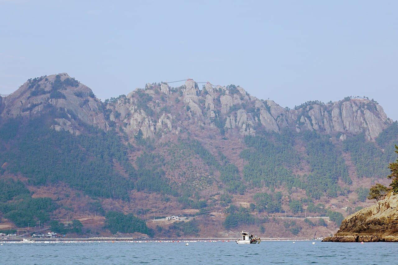 사량도 산봉우리와 바다 위 다리