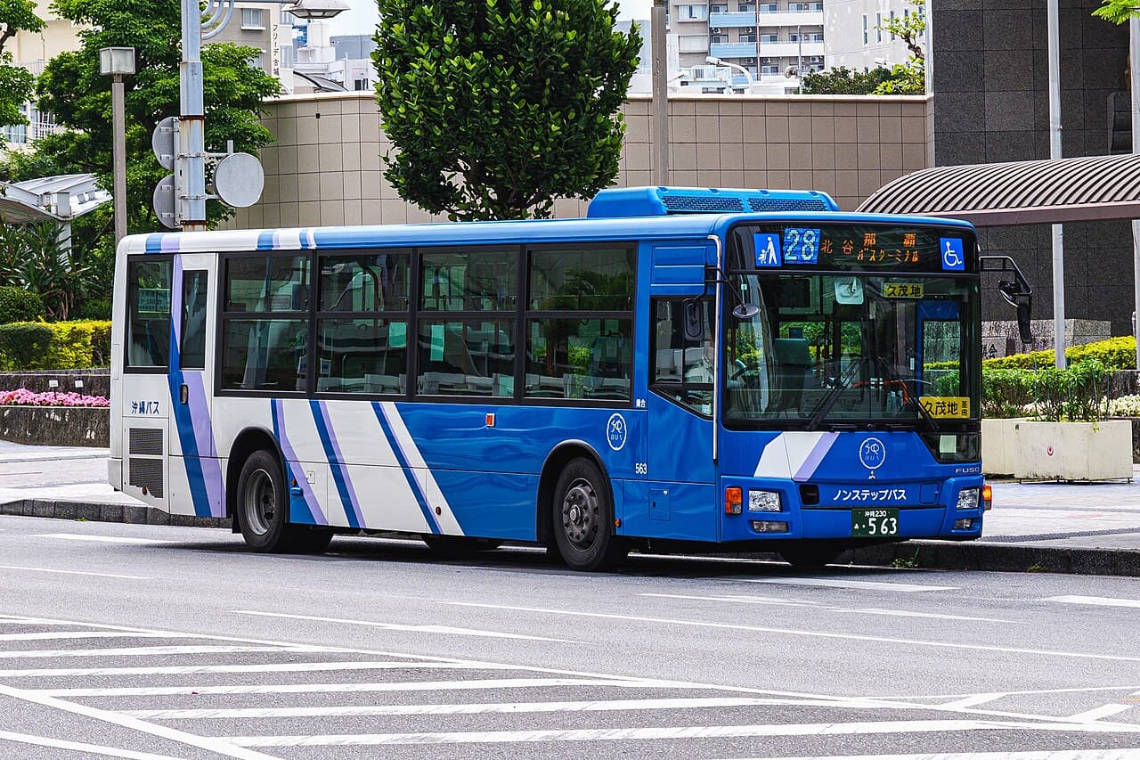 나하 현청 북쪽 입구 정류장에 도착한 오키나와 28번 노선버스