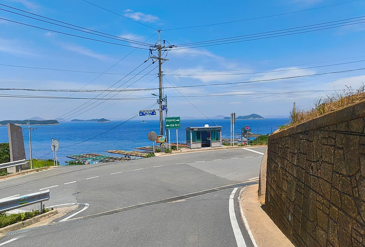 욕지도 해안도로의 버스정류장과 바다
